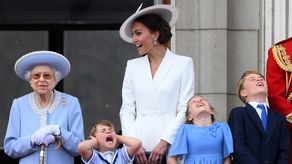 Príncipe Luis muestra molestia por el ruido de la celebración de la Reina Isabel II