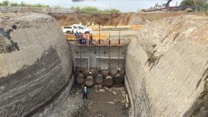 Válvulas en posición para llenado de las esclusas Válvulas en posición para llenado de las esclusas