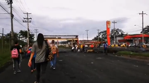 Cierres en Panamá provocan que ciudadanos caminen largas distancias hacia sus puestos de trabajo y en el retorno a sus hogares.