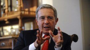 Investigarán a expresidente Uribe por filtrar secuestro de general en Twitter