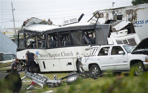 Fieles lloran a víctimas de choque en Tennessee