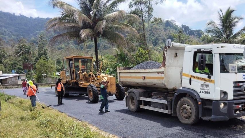 MOP realiza trabajos de señalización y reparación vial.