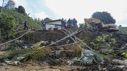 Otro deslizamiento de tierra a las afueras de esa ciudad dejó dos personas muertas el jueves, indicaron las autoridades.