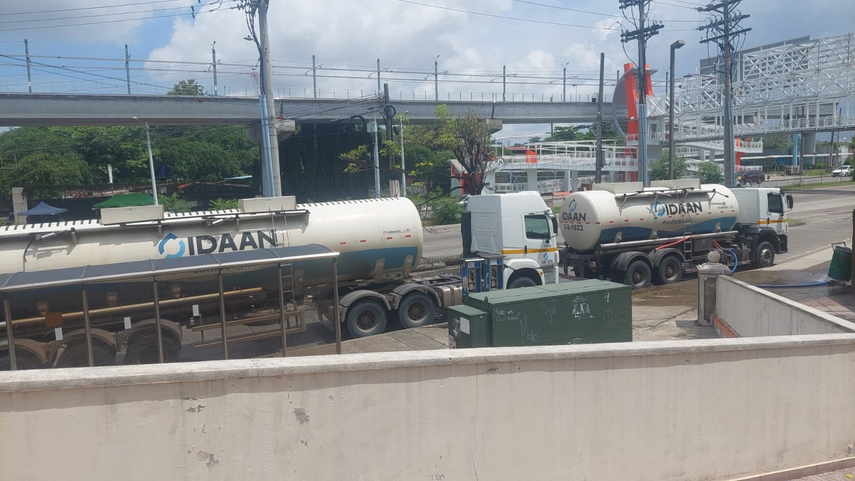IDAAN mantiene operativo de contingencia con carros cisterna en hospitales.