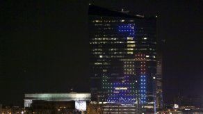 Juegan Tetris gigante en fachada de rascacielos