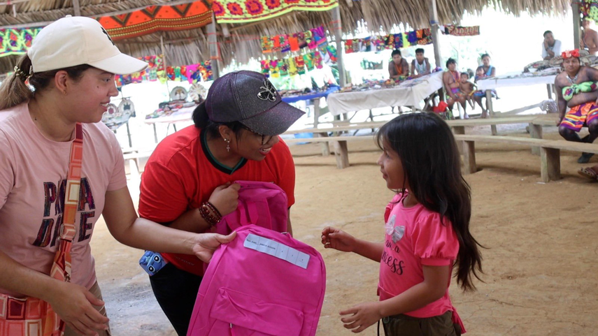 Viceministerio del MEDUCA entrega donación en la Escuela Multigrado Emberá Purú.
