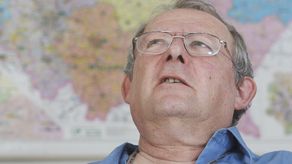 Michnik fue un miembro destacado del movimiento prodemocrático polaco Solidaridad, y estuvo encarcelado en la década de 1980 por sus esfuerzos por poner fin al represivo régimen comunista en su país.