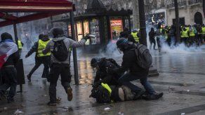 Varios periodistas heridos en las protestas en París