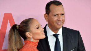 Jennifer Lopez y Alex Rodriguez donan alimentos a un colegio para todo un año