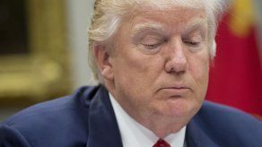 Las encuestas muestran que Trump es impopular pero que asimila el golpe