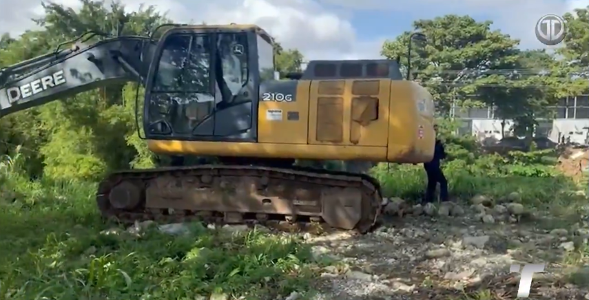 Encuentran retroexcavadora de la Junta Comunal de Juan Díaz en un lote privado.