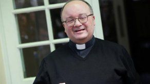 Enviado de papa a Chile por pederastia de alta tras cirugía y extiende visita