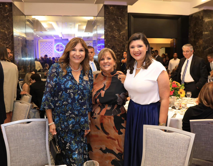 CAPAC. En el centro Irene Orillac junto con la primera Dama y la minisra de Trabajo