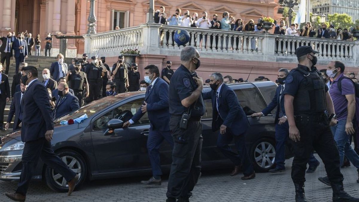 Miles de personas saludan cortejo f nebre de Maradona en camino al