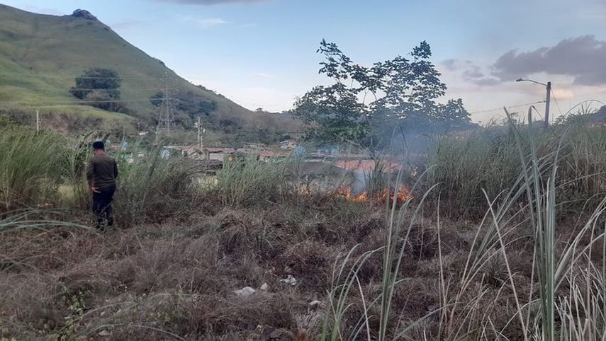 Guardaparques del Parque Nacional Camino de Cruces sofocan incendio en barriada cercana