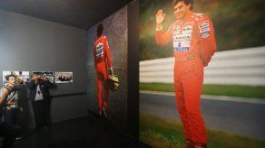 Aficionados y deportistas recuerdan a Ayrton Senna en el circuito de Imola