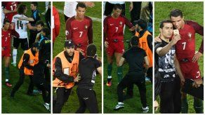 Un fanático entra al campo y se saca una selfie con Ronaldo