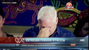 Martinelli llora y pide perdón en entrega de pensión a afectados por dietilene glycol