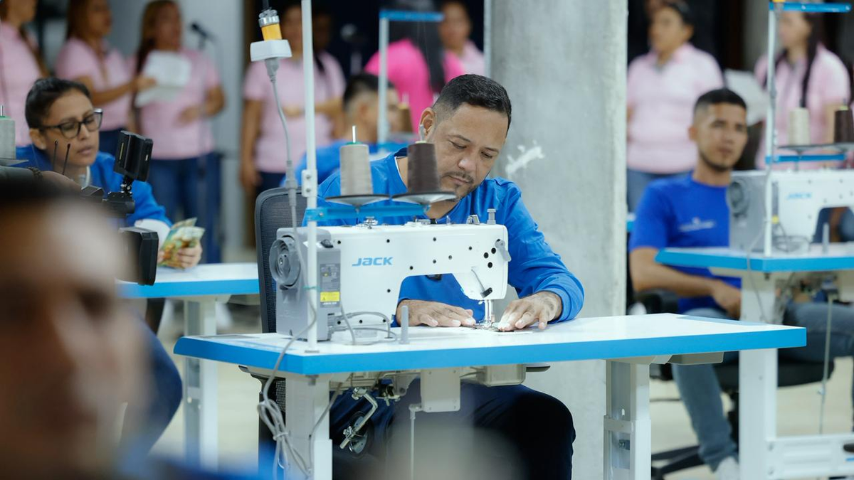 Personas privadas de libertad podrán continuar desarrollando sus habilidades en costura. Personas privadas de libertad podrán continuar desarrollando sus habilidades en costura.