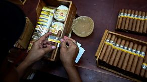 Creada en 1966, Cohiba debe su nombre a la palabra utilizada por los indios taínos, originarios de la isla, para referirse a las hojas de tabaco enrolladas que fumaban.