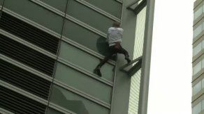 Video: Alain Robert el hombre araña francés escaló rascacielos en París