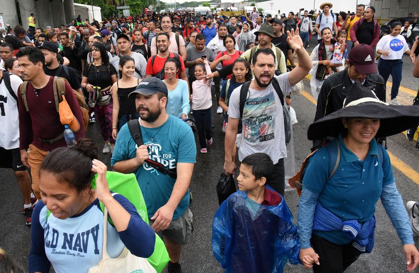 Miles de migrantes salen en caravana del sur de M xico con rumbo a