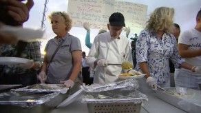 Arrestan anciano por alimentar indigentes en EEUU