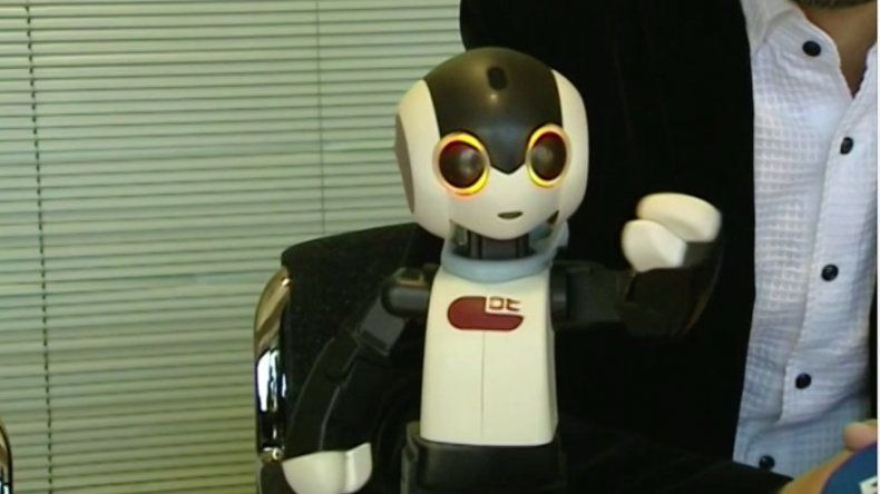Sale a la venta RoBoHon, el primer móvil robótico del mundo, en Japón