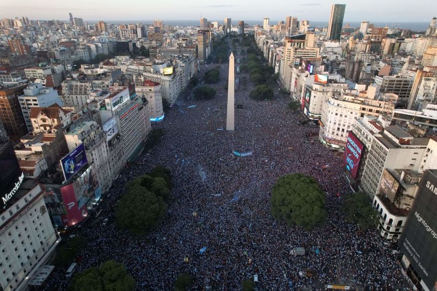 El Obelisco de Buenos Aires repleto de personas.