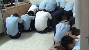Detienen a estudiantes en fiesta en diablo rojo con cerveza y supuesta droga