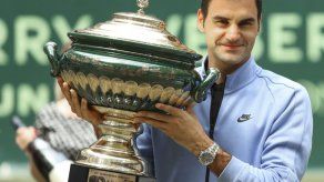 Federer se corona por novena vez en Halle