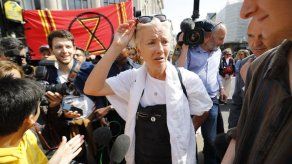 Emma Thompson horrorizada porque un camarero perdió su trabajo por pedirle un selfie