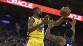 Durant brilla y Warriors encestan 21 triples ante Wolves