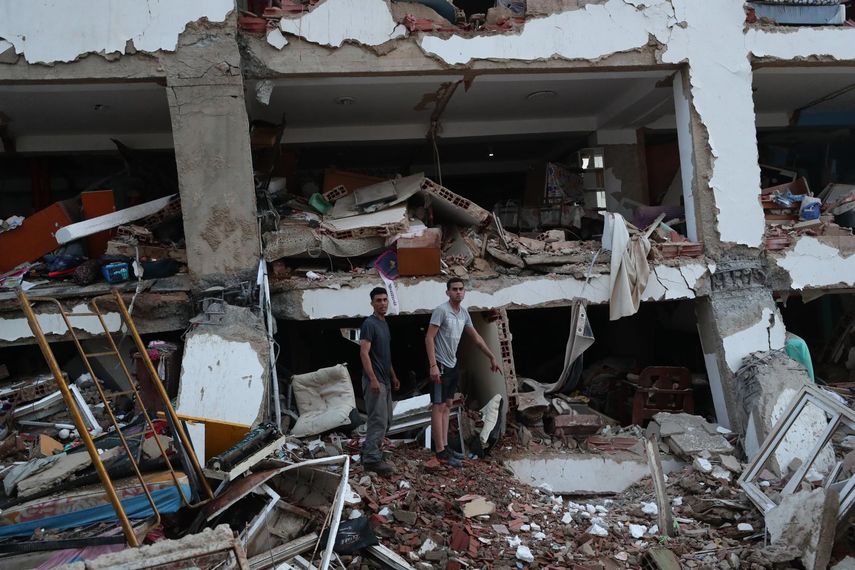 Residentes entre los escombros de uno de los bloques de viviendas dañados por los terremotos, en la localidad de Catia La Mar, en el estado costero de La Guaira (Venezuela) este jueves.