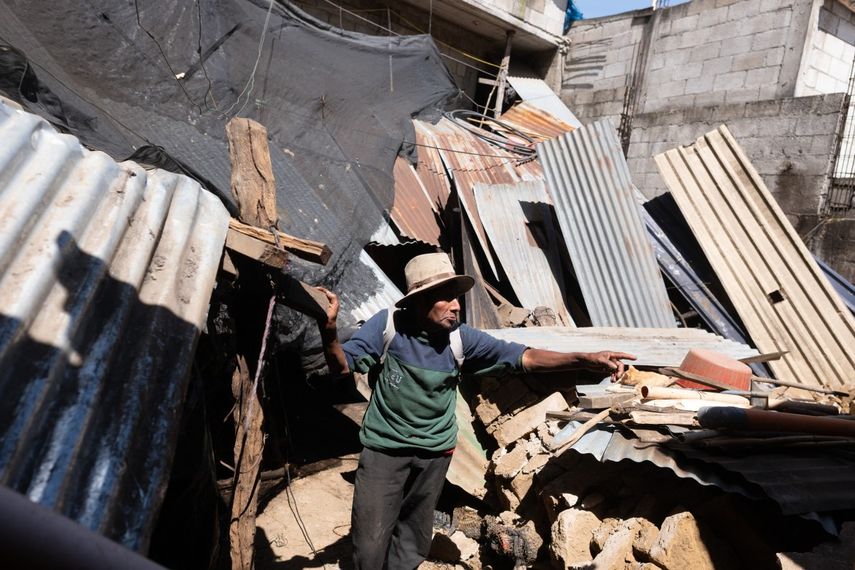 Sismos dejan muertos y daños en un centenar de casas en Guatemala.