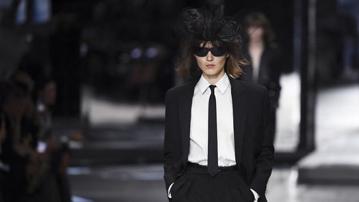 La corbata, accesorio de moda ligado al poder femenino, a la libertad