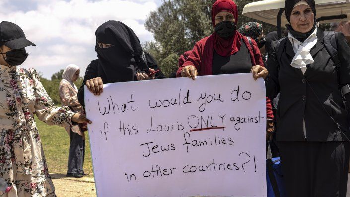 La ley había creado un sinfín de complicaciones para las familias palestinas que se extienden por las fronteras invisibles trazadas por la guerra y que separan Israel de Jerusalén Oriental. La ley había creado un sinfín de complicaciones para las familias palestinas que se extienden por las fronteras invisibles trazadas por la guerra y que separan Israel de Jerusalén Oriental.