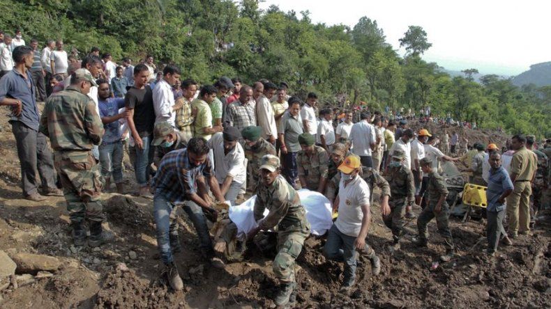 Encuentran 46 cuerpos tras alud de lodo en el norte de India