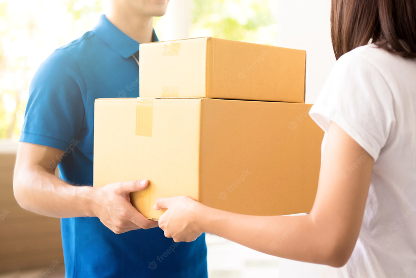 Mujer recibiendo cajas con productos