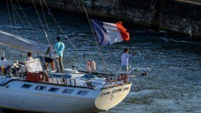 Franceses cruzan el Canal de Panamá en velero para encuentro con el papa Francisco