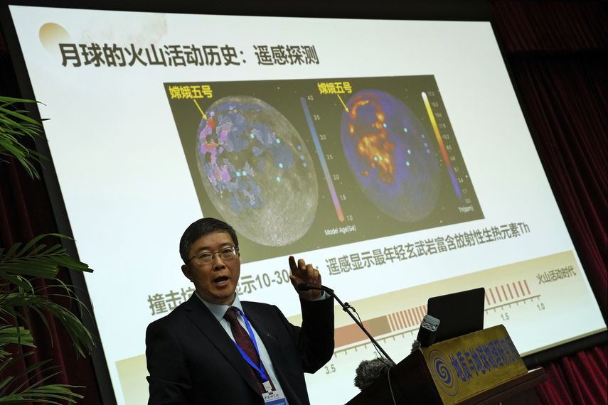 China envió el sábado un nuevo equipo de tres tripulantes a su estación espacial.