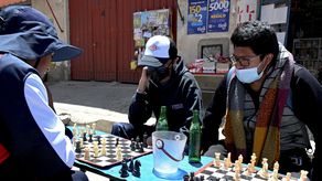 Niños y adolescentes juegan ajedrez en una calle de El Alto, en Bolivia.