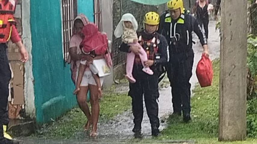 Bomberos trasladan a afectados por inundaciones en el distrito de Barú