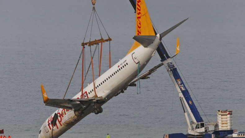 Turquía usa grúa pasa alzar avión de cuesta
