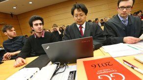 Alemania enjuicia a Facebook por difusión de selfie de refugiado con Merkel