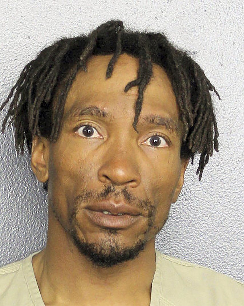 La policía de Hallandale Beach arrestó el lunes a Jeffrey Carl Fleming por cargos de acoso agravado.