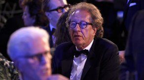 Esposa de Geoffrey Rush llora al negar acusaciones