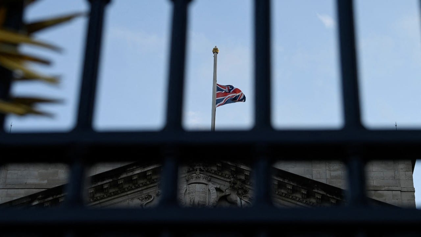 Bandera a media asta por la muerte de la Reina Isaebl II