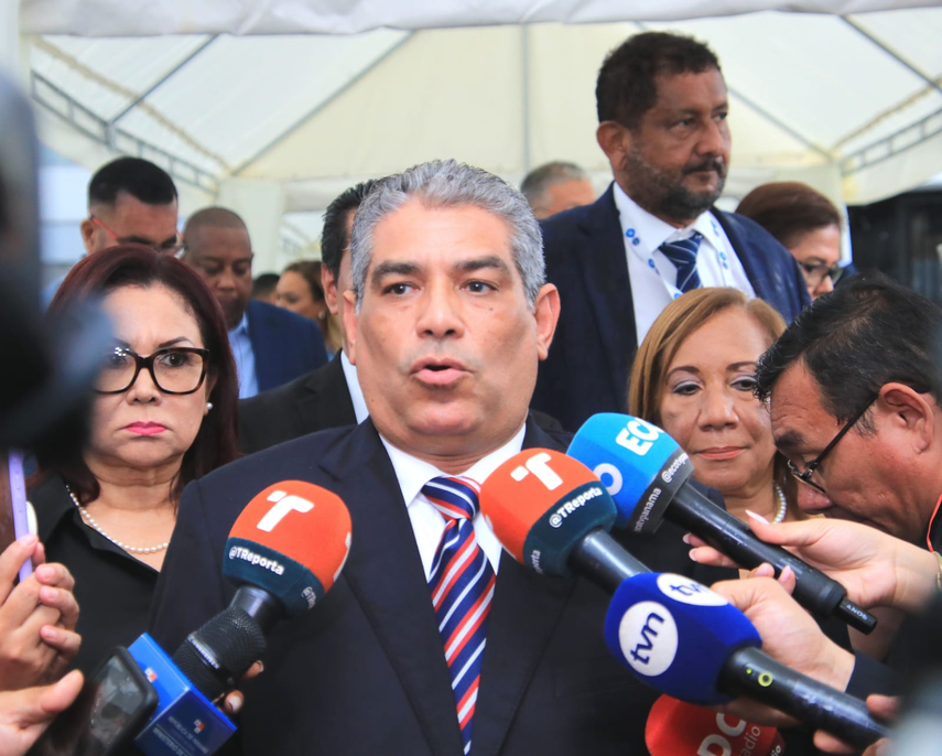 Ministro de Salud, Luis Francisco Sucre. Ministro de Salud, Luis Francisco Sucre.