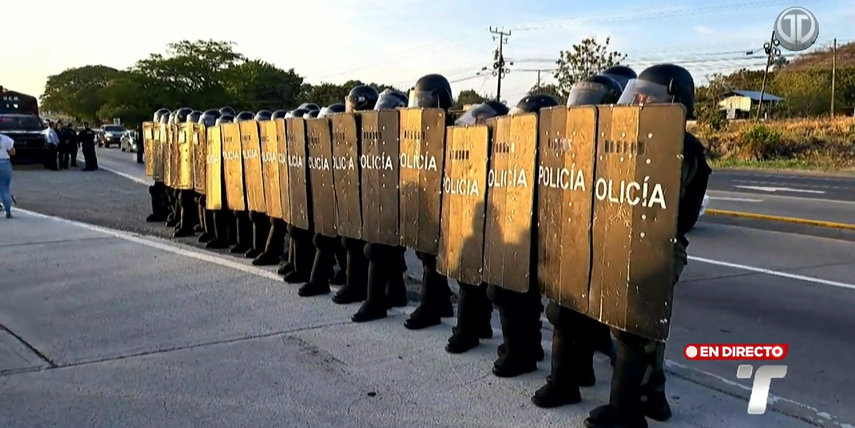 Padres de familia protestan en vía Interamericana a la altura de Penonomé&nbsp;